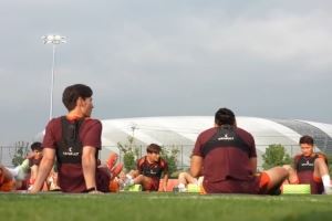 中国男足6月8日在重庆首次公开训练 林良铭：为了球迷会付出所有
