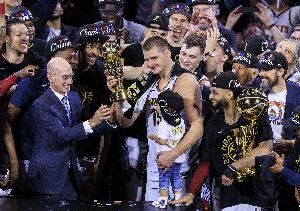 两年前的今天：掘金击败热火夺得NBA总冠军 约基奇荣膺FMVP