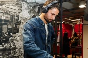邮报介绍热刺离队门将：10年仅出场8分钟，副业是DJ、摄影师&演员